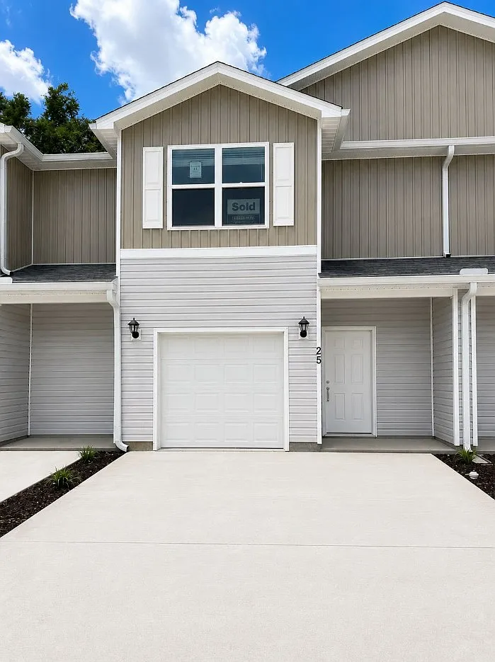3 bed, 1459 sqft, $1,900 — Photo 1