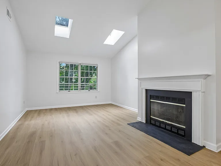 366 Potomac Dr — Photo 1