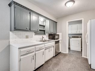 808 SW 27th St, Moore, OK 73160