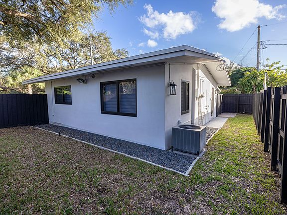 4th image of 1341 SE 10th Avenue