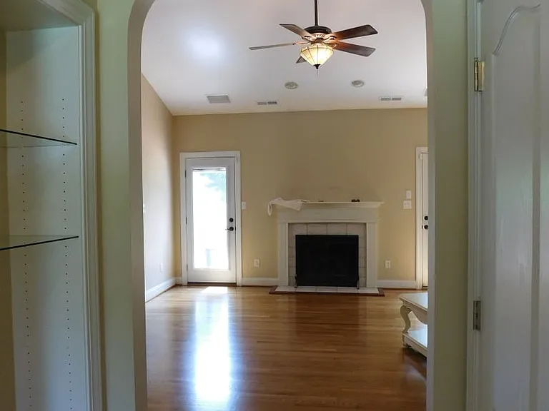 300 Taliaferro Ln — Photo 8