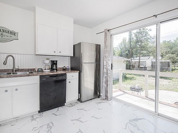 4th image of 3831 Forest Glen Dr