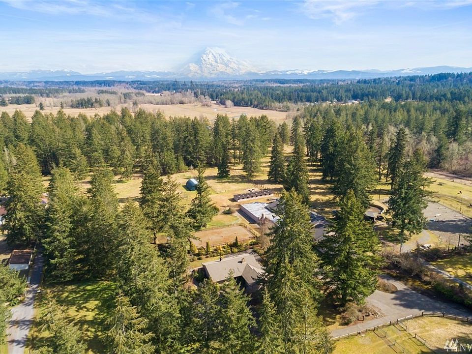 Set your sights a little higher with this shy 20 acre farm.  Gorgeous pastures are park like and awaiting your livestock. Feels 