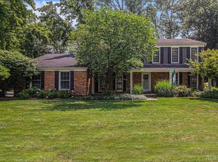 1367 Chestnut Ln, Rochester Hills, MI 48309