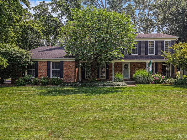 1367 Chestnut Ln, Rochester Hills, MI 48309