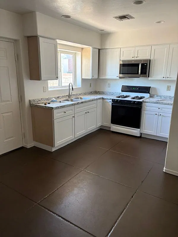 3 bed, 2.0 bath, 1100 sqft, $1,400 — Photo 3