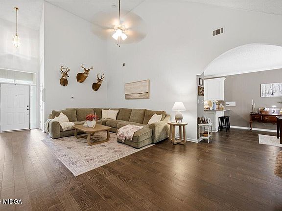 5th image of 301 Winchester Pl