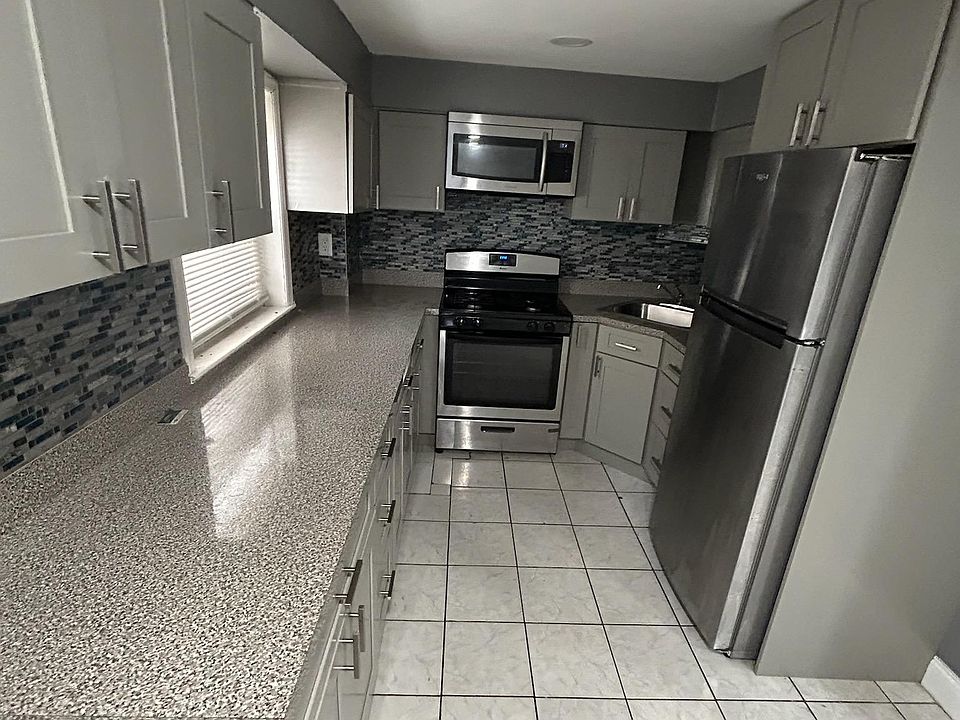 2nd image of 33 Alida St Floor 1