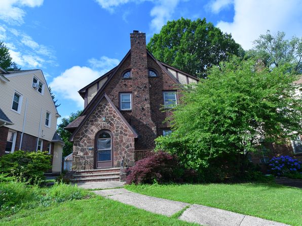 328 Demott Ave