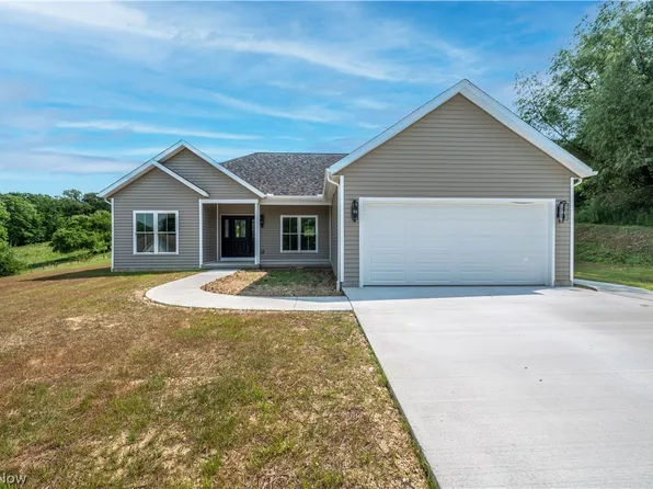 135 Hillside Dr, East Palestine, OH 44413