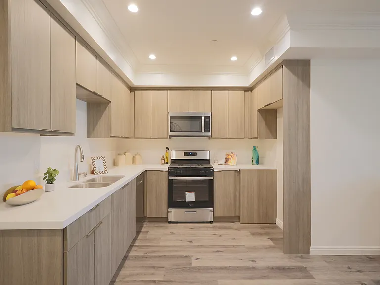 10132 Commerce Ave #410 — Photo 2
