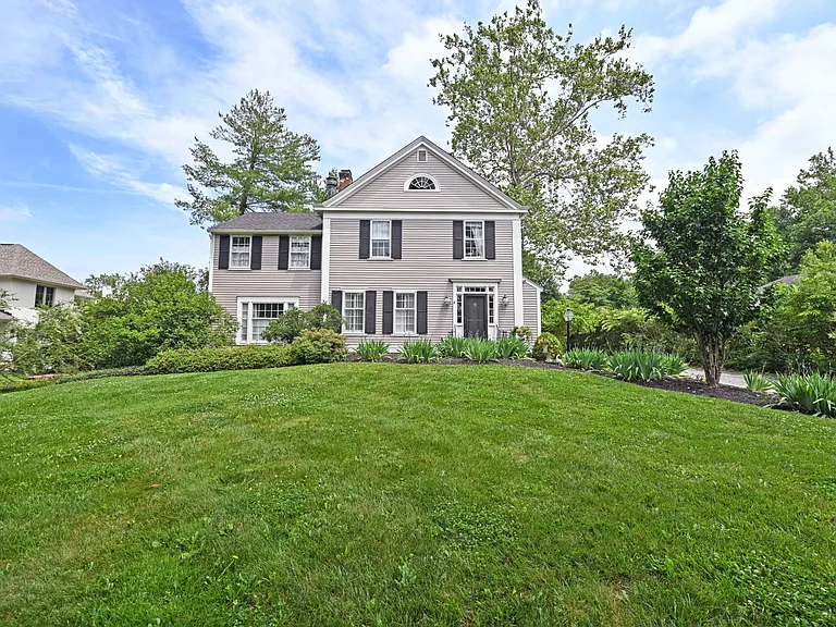 6900 Drake Rd — Photo 2