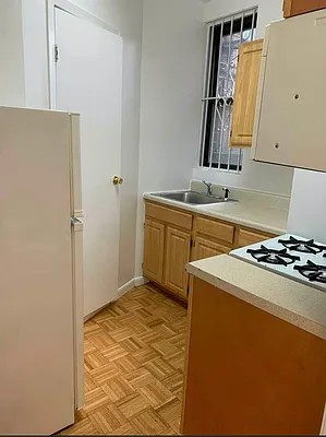 Rented by M.Grossman R.E. Management | media 24