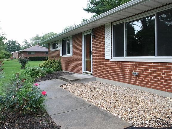 2nd image of 906 Hawthorne Dr