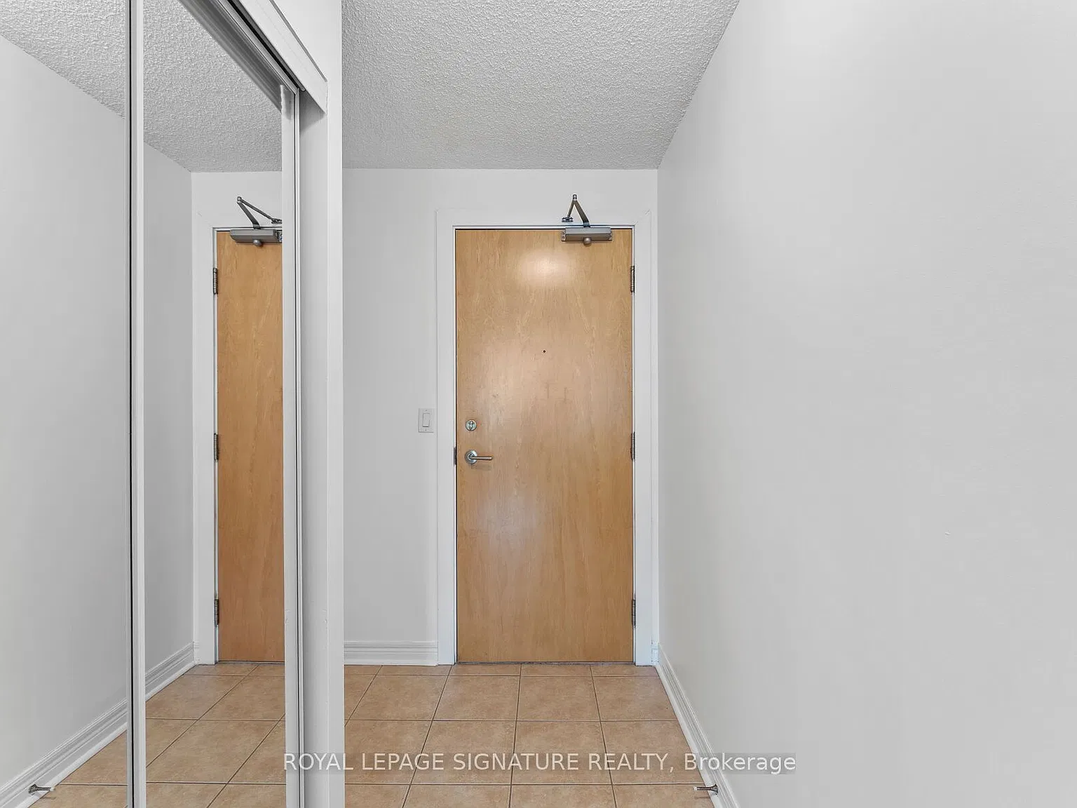 212 Eglinton Ave E — Photo 3