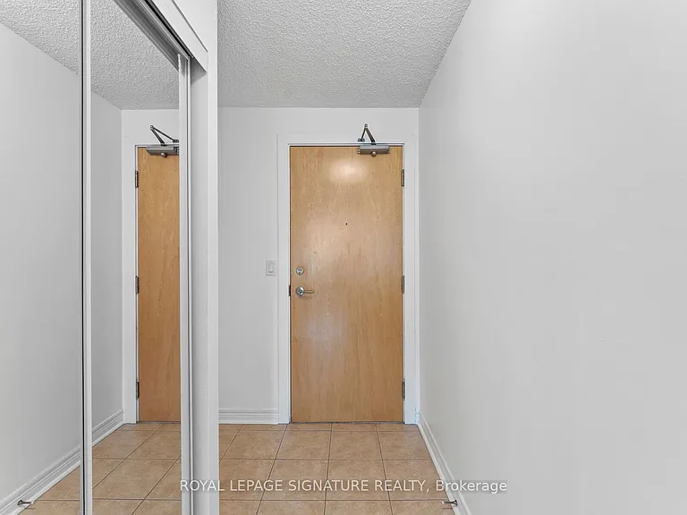 212 Eglinton Ave E #1411 — Photo 3