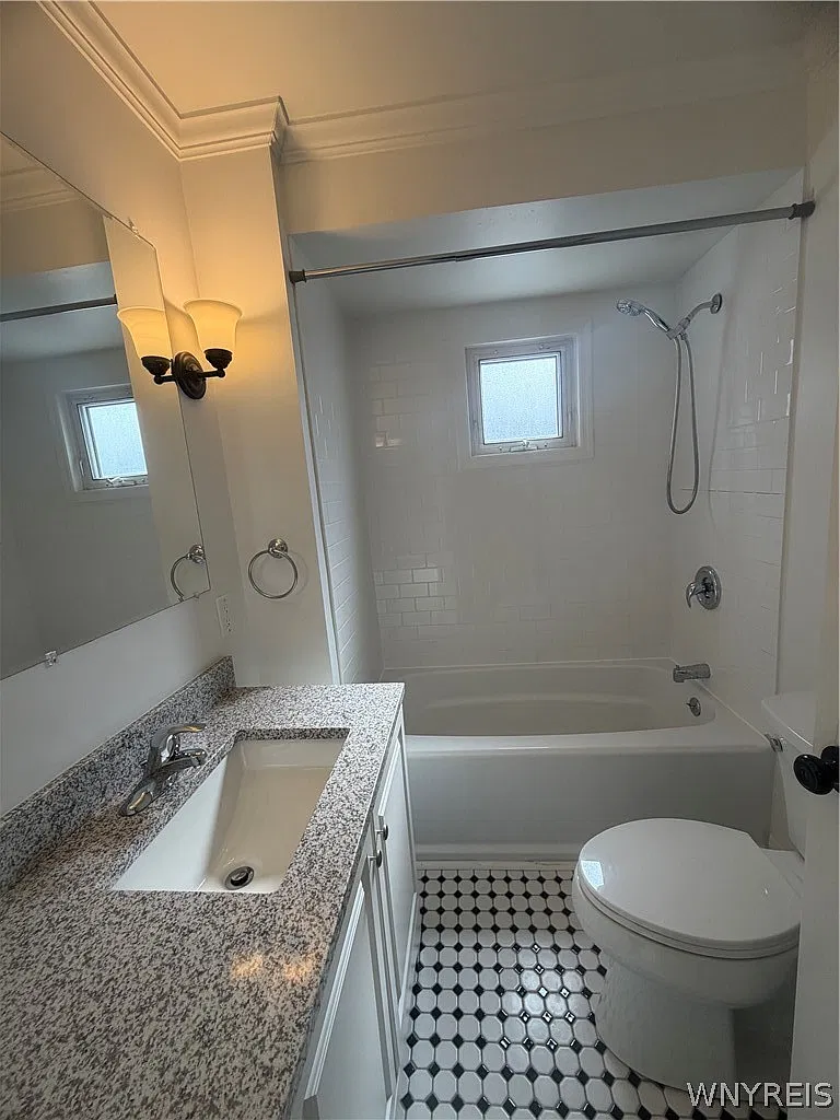3 bed, 1.0 bath, 1295 sqft, $1,595 — Photo 3