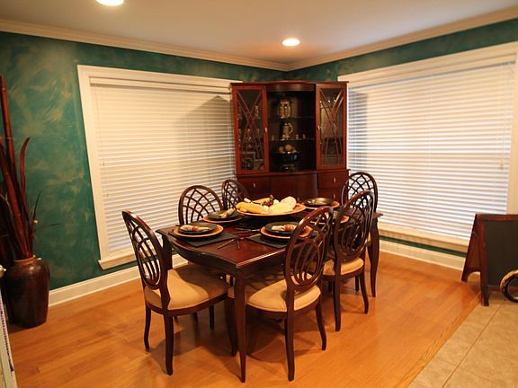 5th image of 153 Longwood Place Dr W