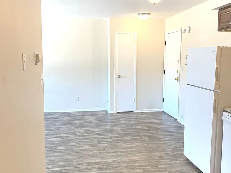 2069 Cambridge — Photo 3
