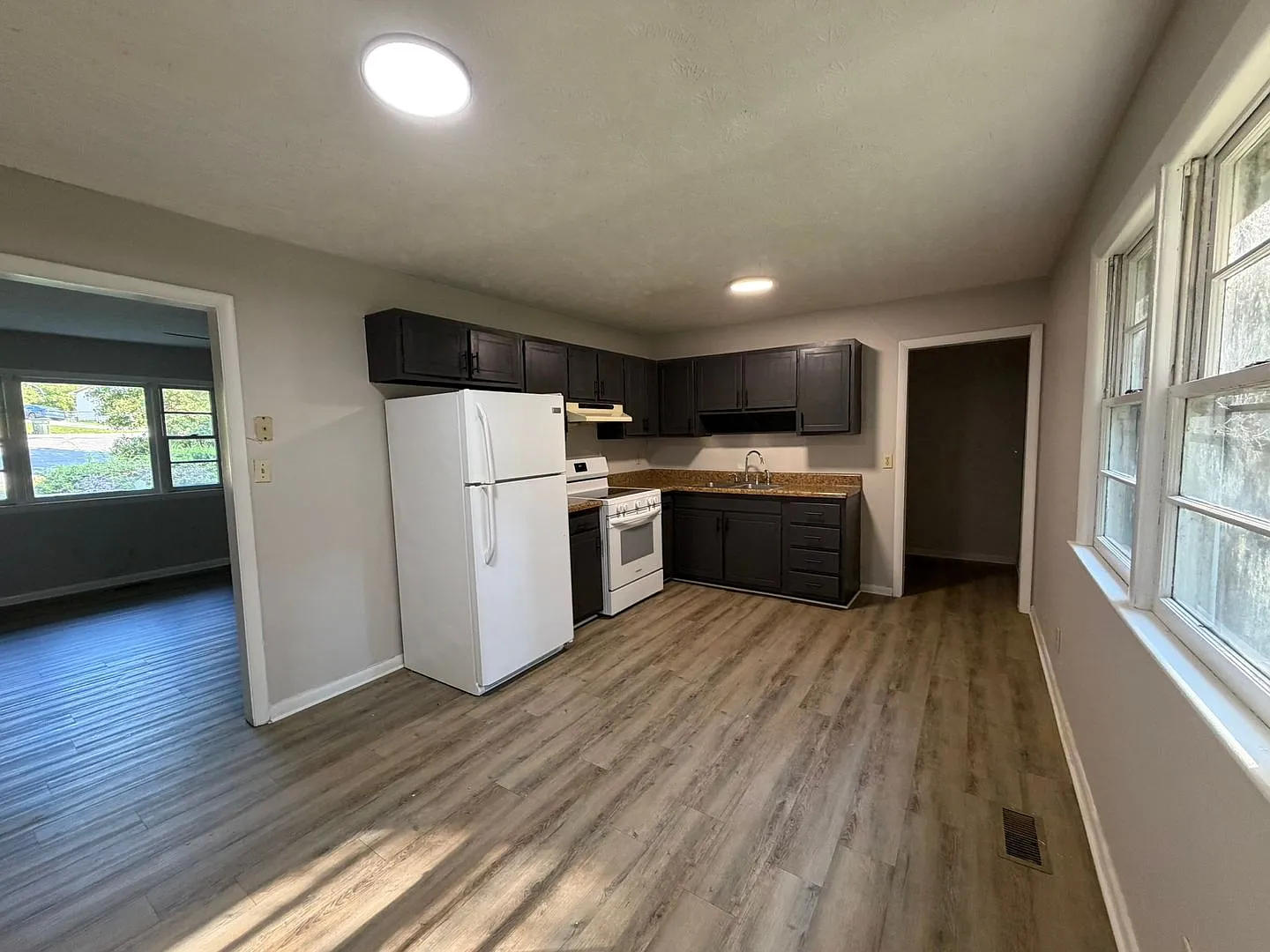 745 Rustland Dr. - Oakcrest ~ 2 Weeks Free! ~ — Photo 3