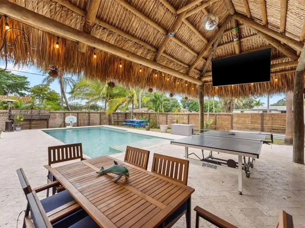 1220 E Hawthorne Cir, Hollywood, FL 33021