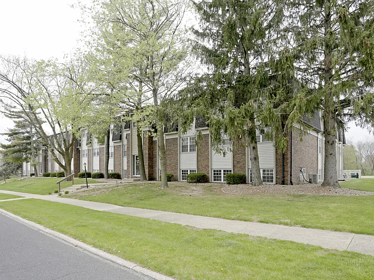 Hillcrest Apartments — Photo 23