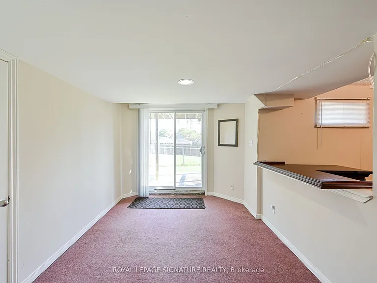 556 Farwell Cres #LOWER — Photo 15