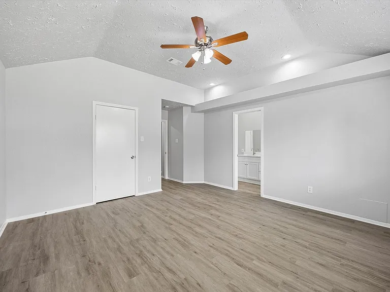 6419 Fairbourne Dr — Photo 8