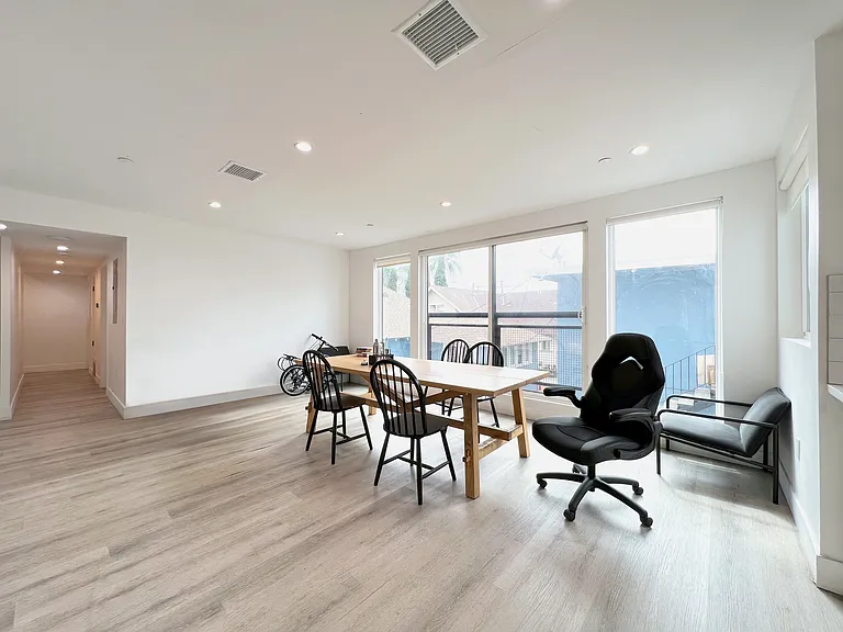 1353 1/4 W 37th St #4 — Photo 2