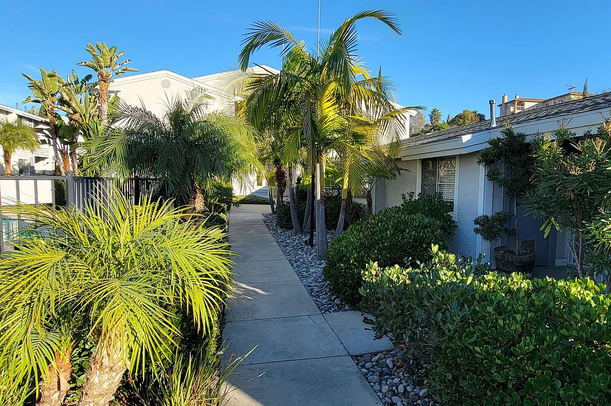 Beautiful landscaping at the Presidio Apartments in Vista, California. - Presidio Villa Apartments