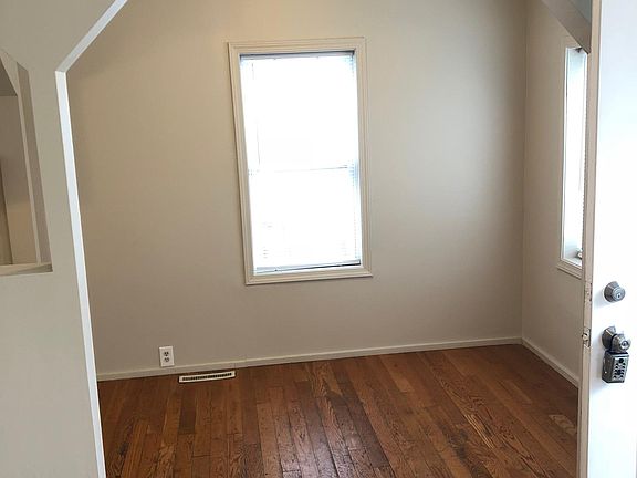 3rd image of 220 W Columbia Ave