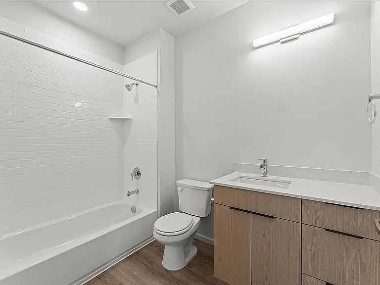 2x2 Corner West Views Bathroom II