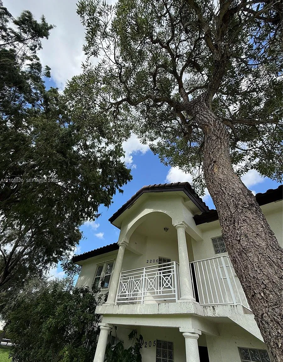 Ibis Villas At Doral Cond — Photo 1
