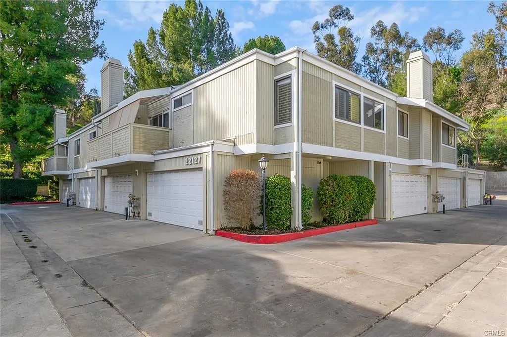 2 bed, 1.5 bath, 1000 sqft, $2,995 — Photo 1
