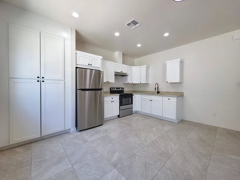 347 E George St — Photo 17