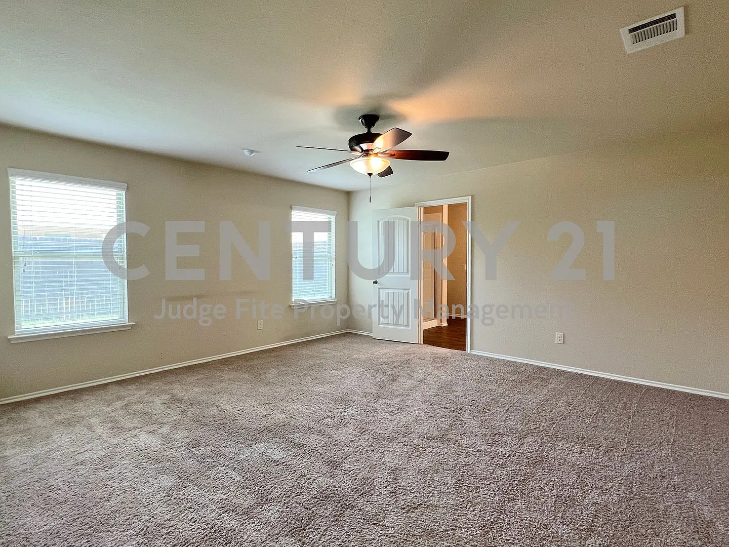 Wonderful 4/2/2 in Waxahachie For Rent! — Photo 4