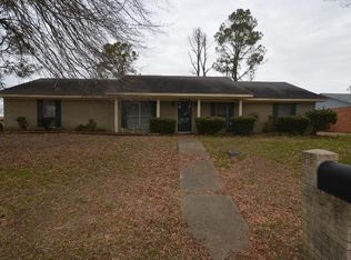 1004 Meadow Dr, Greenville, MS 38703