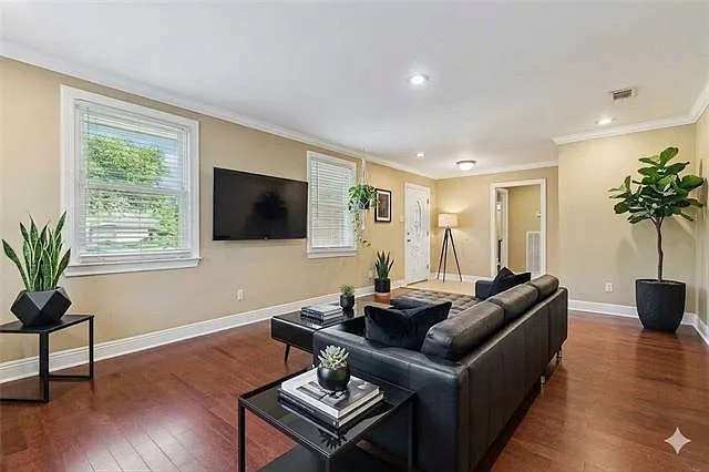 4 bed, 2.5 bath, 2297 sqft, $3,300 — Photo 4