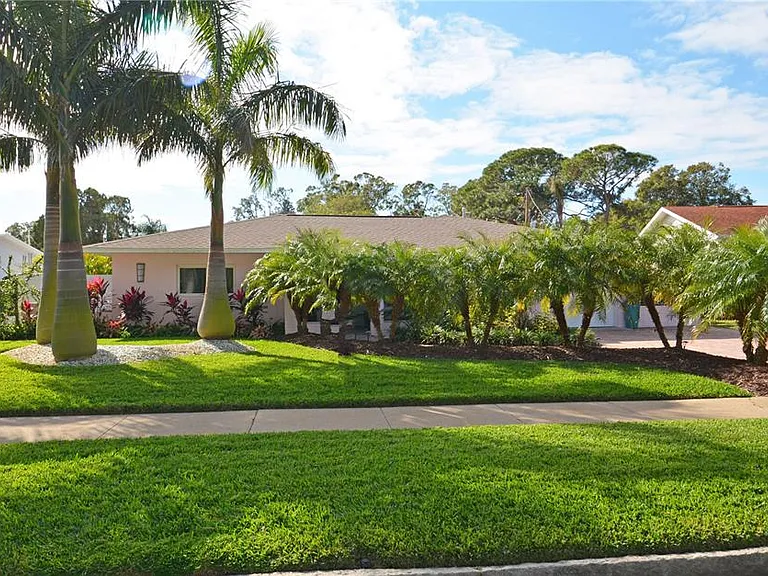 7020 Mango Ave S — Photo 2