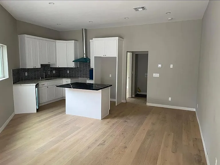 4900 & 4902 Enfield Ave — Photo 7