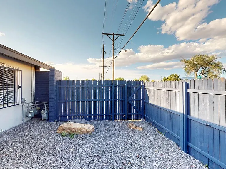 Renovated, Large UNM Area 2 Bed Apt w/ Washer / Dryer and Private Yard — Photo 43
