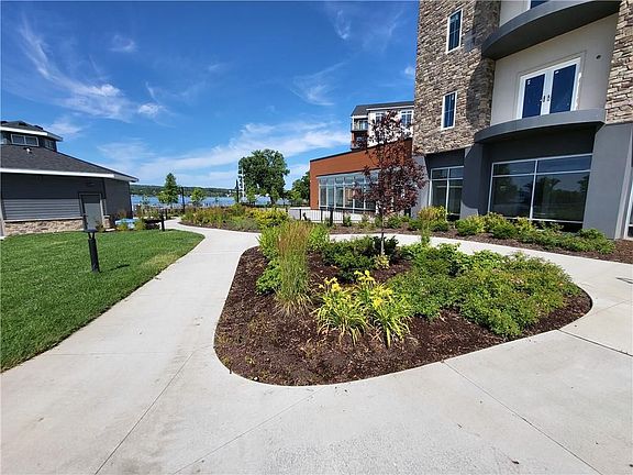 3rd image of 205 Lakeshore Ln #403