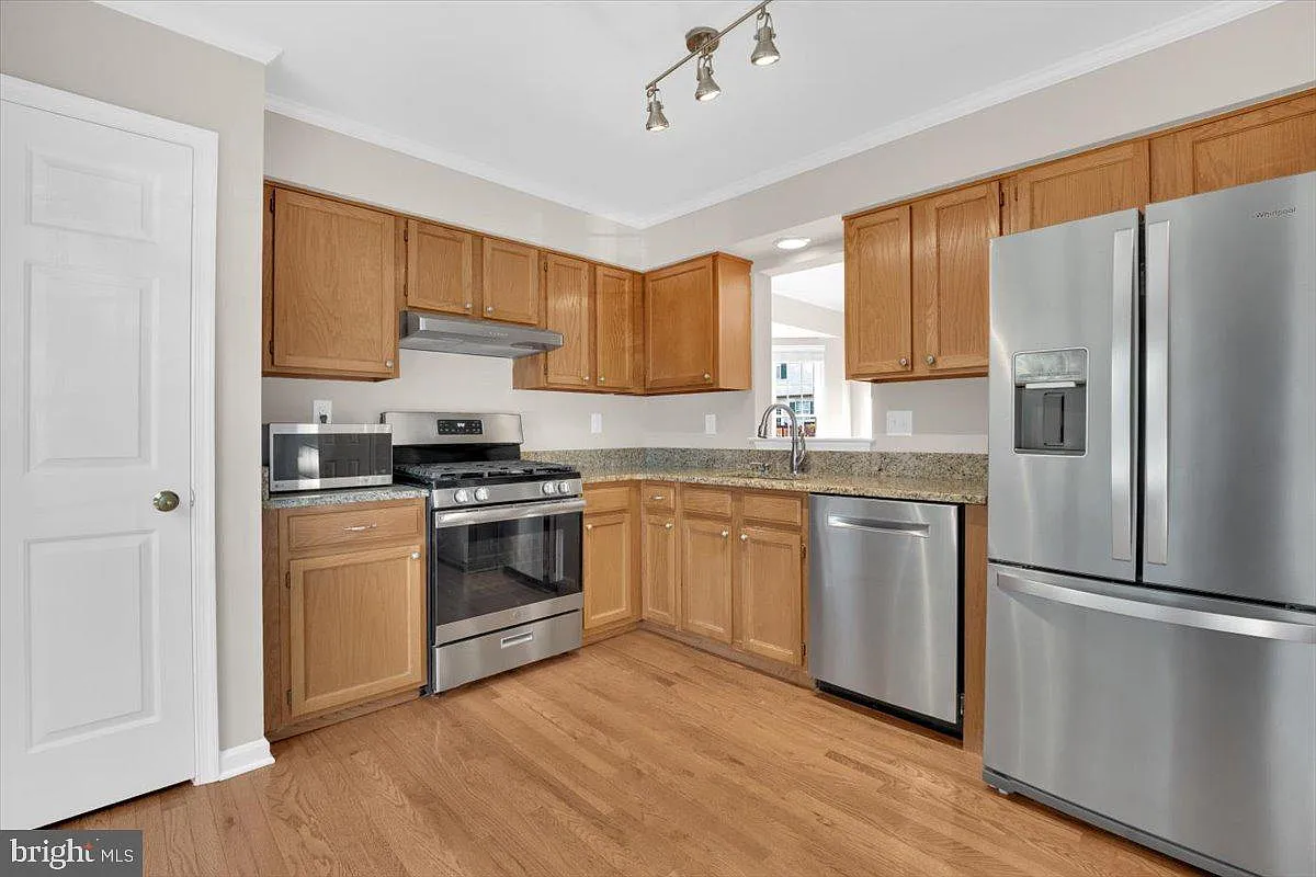 3 bed, 4.0 bath, 1882 sqft, $2,800 — Photo 3