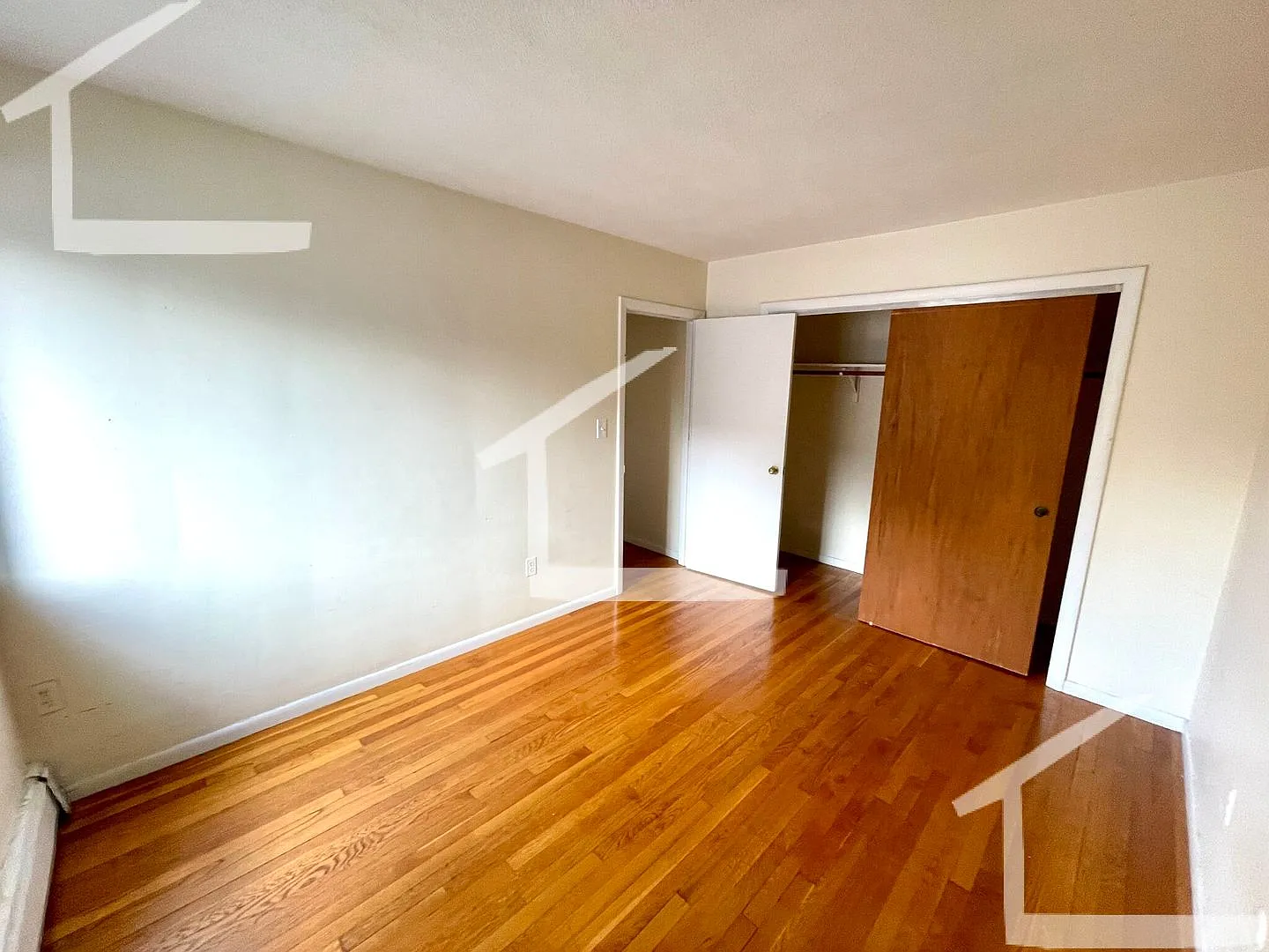 Charming 2 Bedroom-No Broker Fee — Photo 3