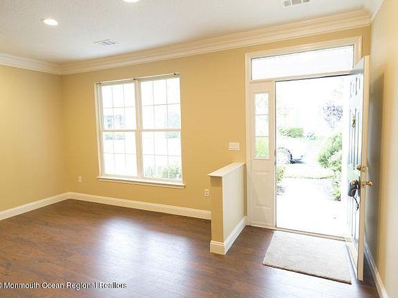 3rd image of 7 Sunnylawn Ln
