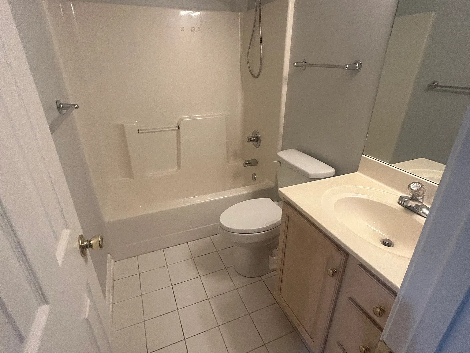 605 Hillbrook Dr — Photo 4
