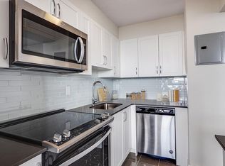 165 E 19th St #101, North Vancouver, BC