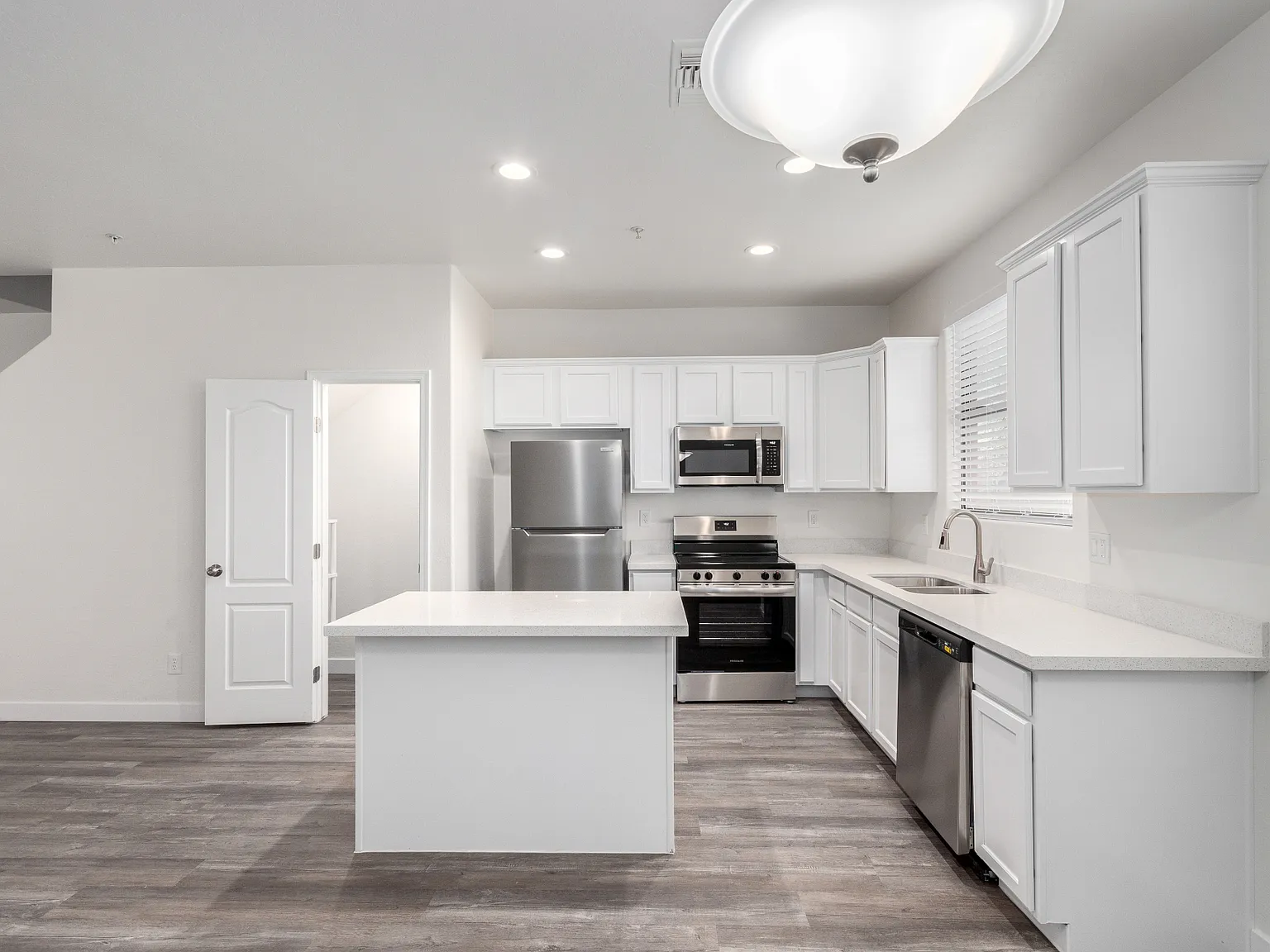 111 W Beth Dr - 1 — Photo 2