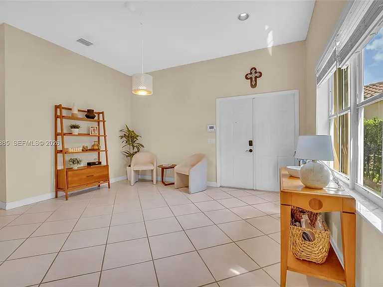 885 Tanglewood Cir — Photo 5