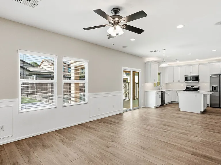 10815 W Avenida Del Rey — Photo 2